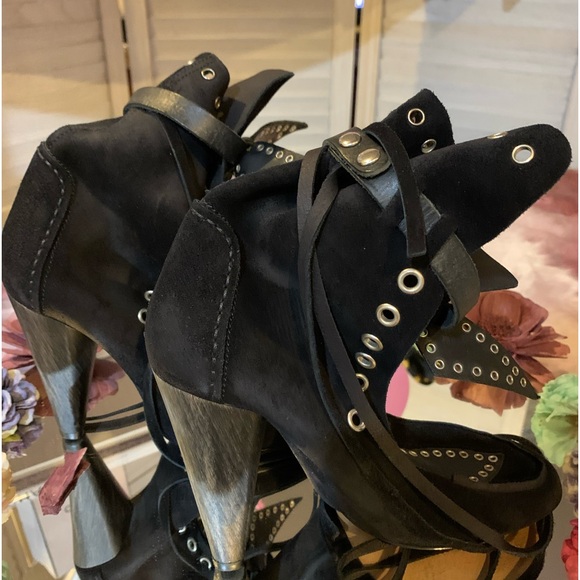 GUC 🙃Isabel Marant suede boots laser cut with 🎀 accent - Picture 3 of 8